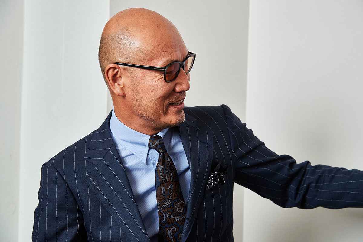 ネイビーファブリックを見定める森岡氏